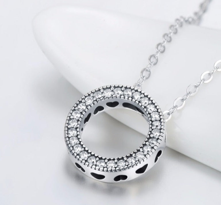 Colar em Prata 925 Circulo Cravejado Corações